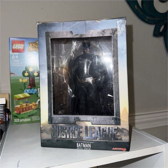 kotobukiya Other - Kotobukiya ARTFX+ Justice League Batman 1:10 Scale Figure DAMAGED Boxed